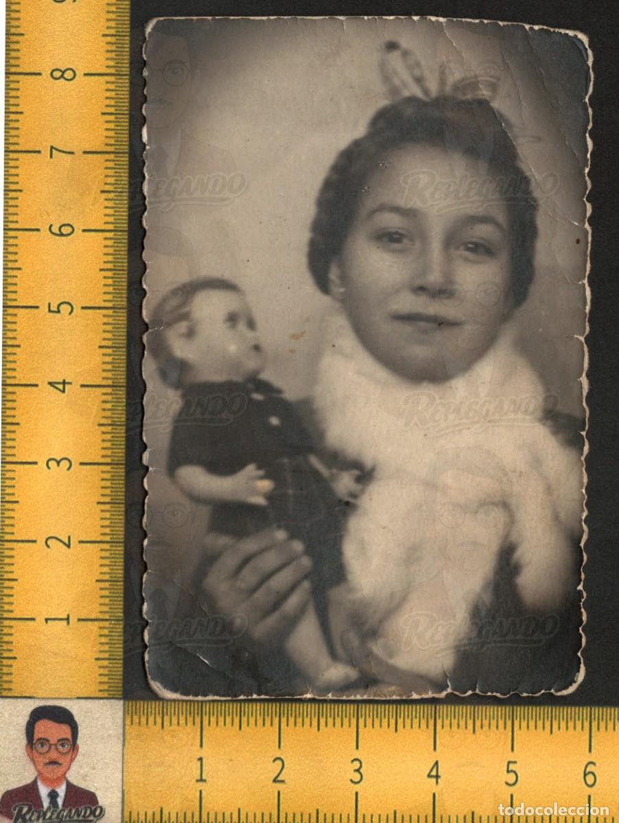 Fotograf&iacute;a antigua: NI&Ntilde;A CON MU&Ntilde;ECA JUGUETE EN BRAZOS - LAZO BUFANDA RETRATO - FOTOGRAF&Iacute;A ANTIGUA ART&Iacute;STICA A&Ntilde;OS 40/50
