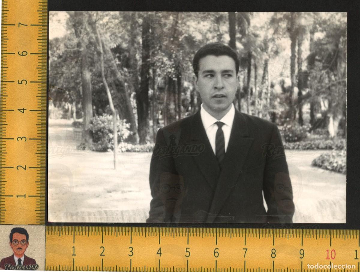 Fotograf&iacute;a antigua: HOMBRE JOVEN GUAPO TRAJE CORBATA MIRADA DE REOJO - RETRATO - FOTO ANTIGUA ART&Iacute;STICA LGTB A&Ntilde;OS 60