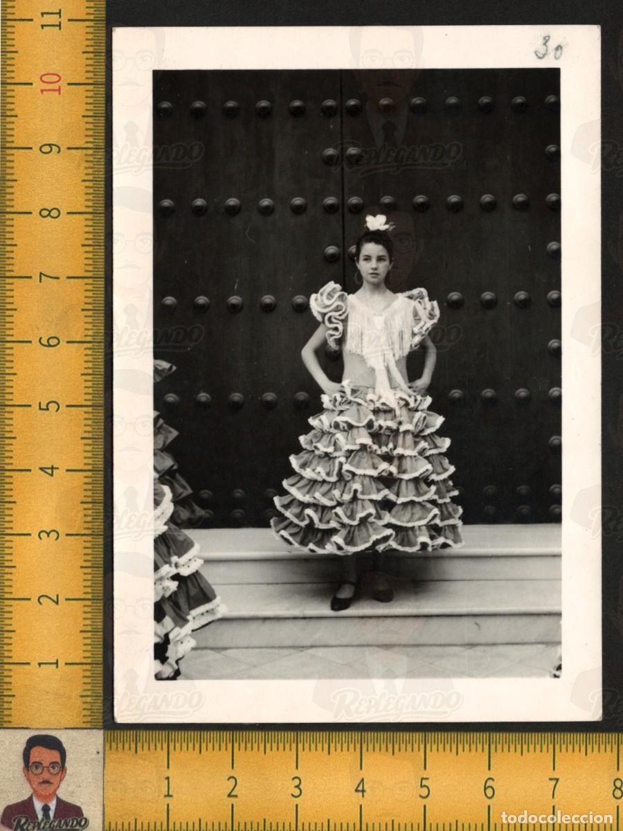 Fotograf&iacute;a antigua: NI&Ntilde;A VESTIDA DE FLAMENCA - TRAJE VOLANTES LAZO PUERTA - FOTO ANTIGUA ART&Iacute;STICA SEVILLA A&Ntilde;OS 60/70