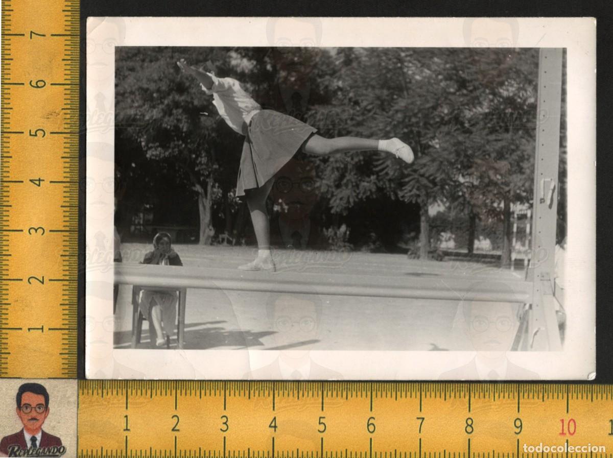 Fotograf&iacute;a antigua: NI&Ntilde;A GIMNASTA EN BARRAS PARALELAS - EQUILIBRIO DEPORTE GIMNASIA - FOTO ANTIGUA ART&Iacute;STICA A&Ntilde;OS 60