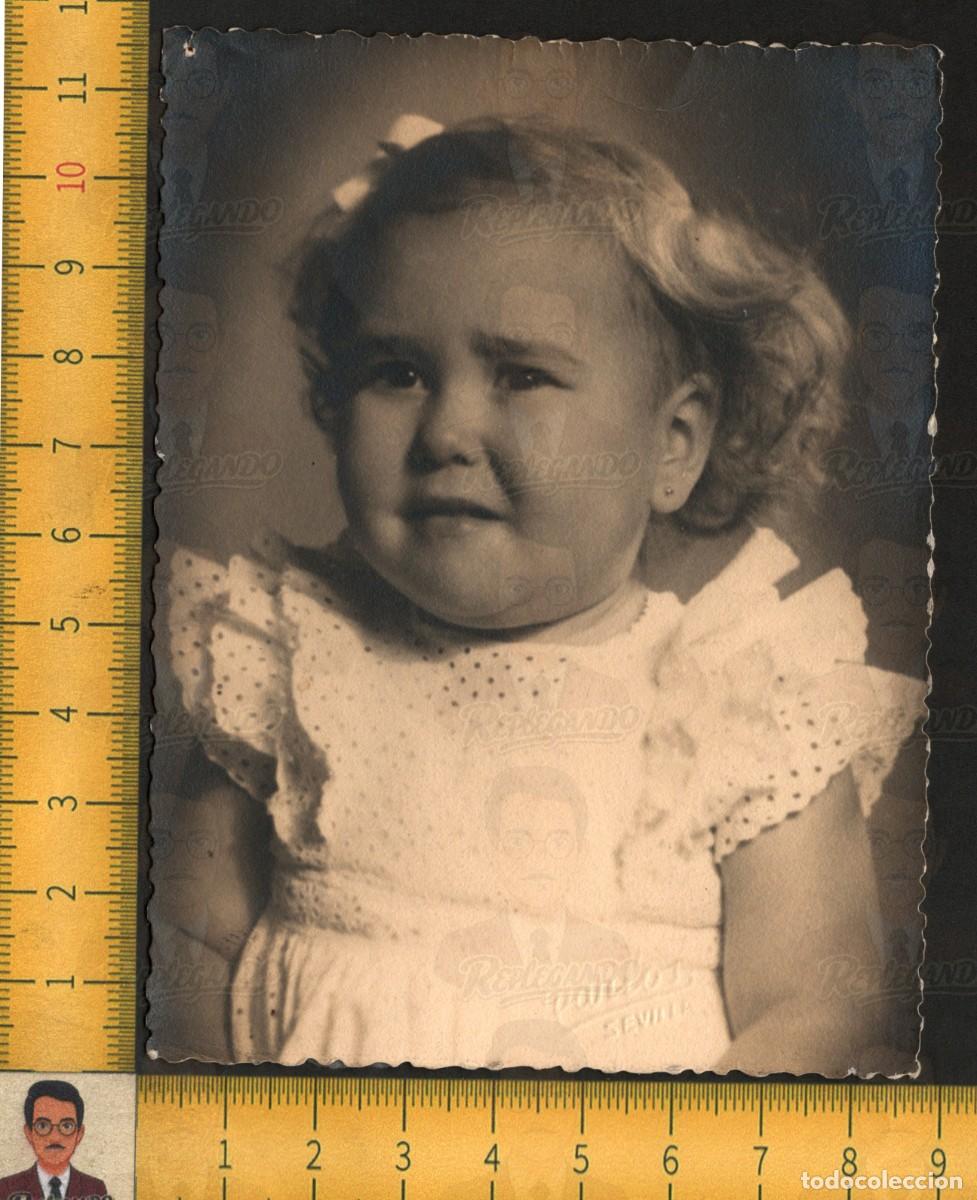 Fotograf&iacute;a antigua: NI&Ntilde;A PEQUE&Ntilde;A ENFADADA - RETRATO INFANTIL VESTIDO LAZO - FOTOGRAF&Iacute;A ANTIGUA ART&Iacute;STICA A&Ntilde;O 1948
