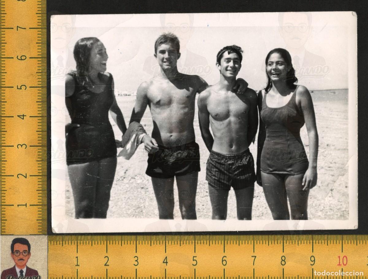 Fotograf&iacute;a antigua: GRUPO J&Oacute;VENES BA&Ntilde;ISTAS EN PLAYA - HOMBRES MUJERES BA&Ntilde;ADORES SEXY - FOTO ANTIGUA ART&Iacute;STICA A&Ntilde;OS 60