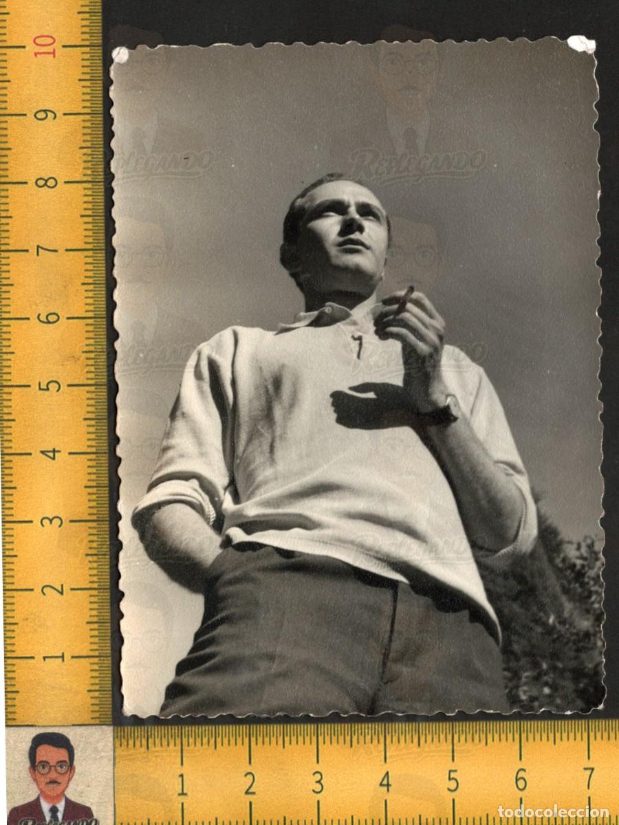 Fotograf&iacute;a antigua: HOMBRE JOVEN GUAPO FUMANDO CIGARRILLO - RETRATO CONTRAPICADO - FOTO ANTIGUA ART&Iacute;STICA LGTB A&Ntilde;OS 60