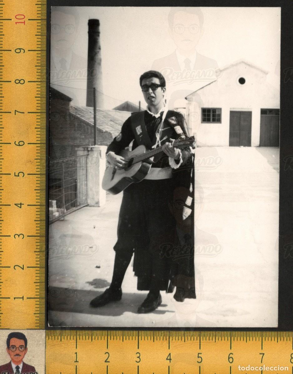Fotograf&iacute;a antigua: TUNO: HOMBRE JOVEN CON GUITARRA - TUNA UNIVERSITARIA CAPA CINTAS - FOTOGRAF&Iacute;A ANTIGUA ESPA&Ntilde;A A&Ntilde;OS 60