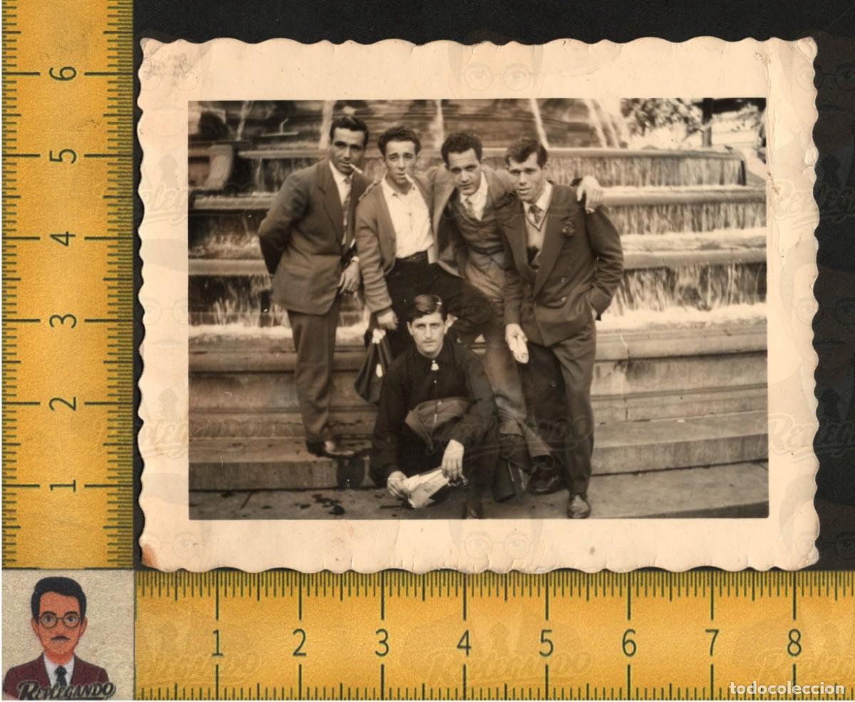 Fotograf&iacute;a antigua: GRUPO HOMBRES J&Oacute;VENES AMIGOS EN FUENTE - TRAJES CIGARRILLOS - FOTOGRAF&Iacute;A ANTIGUA ART&Iacute;STICA A&Ntilde;OS 50