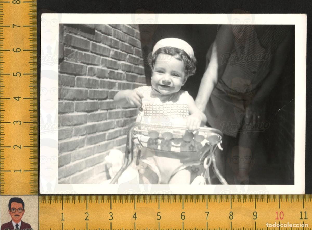 Fotograf&iacute;a antigua: NI&Ntilde;A BEB&Eacute; SONRIENTE EN TACAT&Aacute; - GORRO INFANCIA FELIZ - FOTOGRAF&Iacute;A ANTIGUA ART&Iacute;STICA A&Ntilde;OS 60/70