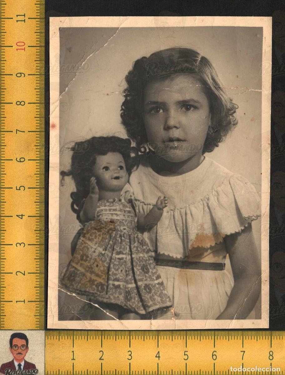 Fotograf&iacute;a antigua: RETRATO NI&Ntilde;A CON MU&Ntilde;ECA JUGUETE TIPO GISELA O MARIQUITA P&Eacute;REZ - FOTOGRAF&Iacute;A ANTIGUA SEVILLA A&Ntilde;OS 60