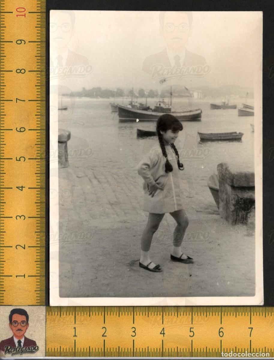 Fotograf&iacute;a antigua: DONOSTIA (SAN SEBASTI&Aacute;N) : NI&Ntilde;A EN PUERTO - BARCOS PESQUEROS MAR PESCA - FOTOGRAF&Iacute;A ANTIGUA A&Ntilde;OS 60