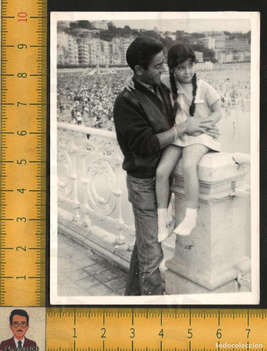 Fotograf&iacute;a antigua: DONOSTIA (SAN SEBASTI&Aacute;N) : PADRE E HIJA EN LA CONCHA - PLAYA BARANDILLA - FOTOGRAF&Iacute;A ANTIGUA A&Ntilde;OS 60