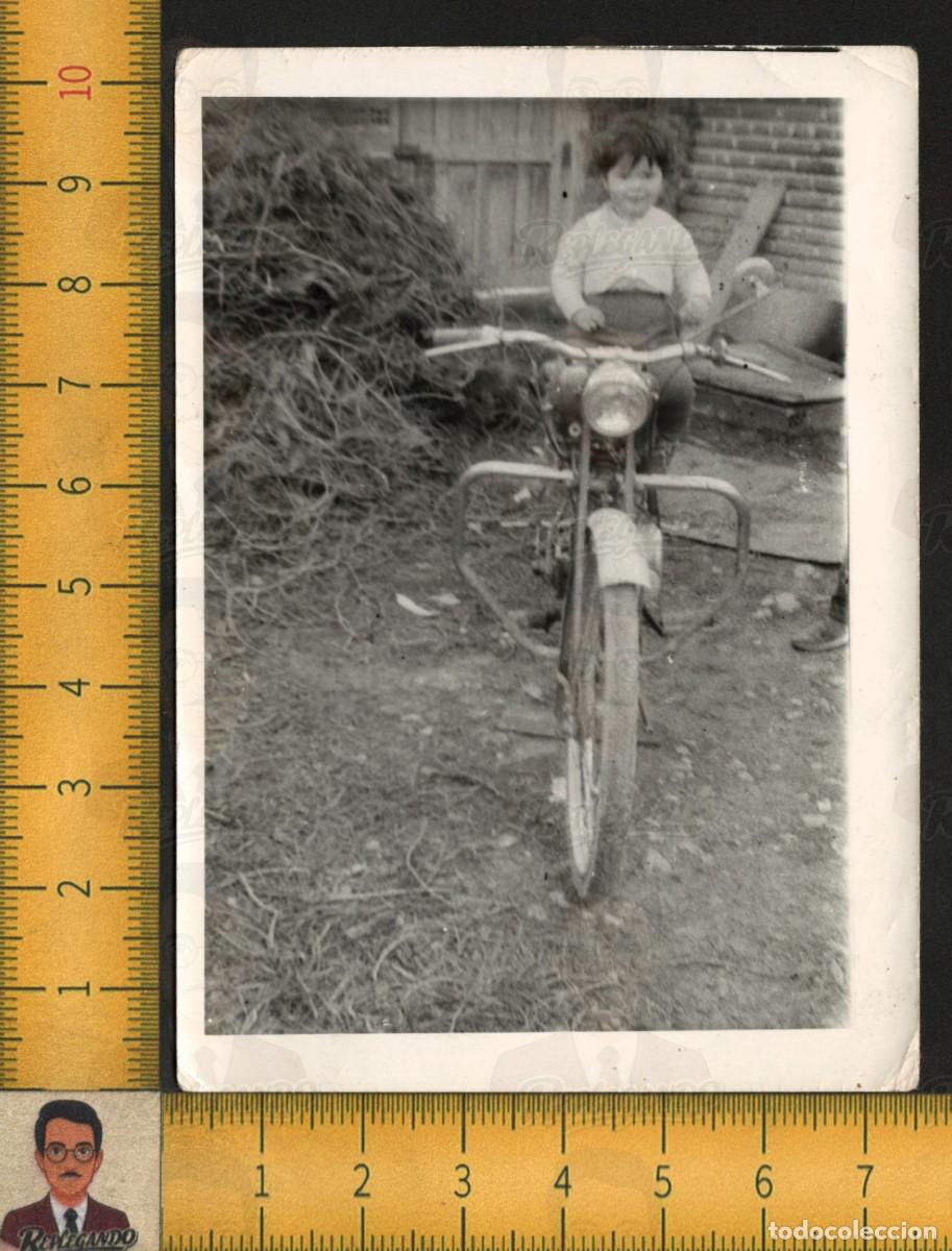 Fotograf&iacute;a antigua: NI&Ntilde;O MONTADO EN MOTO GUZZI HISPANIA 65 CC - MOTOCICLETA CL&Aacute;SICA - FOTOGRAF&Iacute;A ANTIGUA ESPA&Ntilde;A A&Ntilde;OS 60