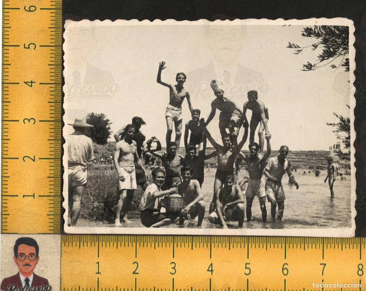 Fotograf&iacute;a antigua: GRUPO HOMBRES BA&Ntilde;ISTAS EN R&Iacute;O - COCINERO BA&Ntilde;ADOR AMIGOS - FOTOGRAF&Iacute;A ANTIGUA ART&Iacute;STICA LGTB A&Ntilde;OS 50