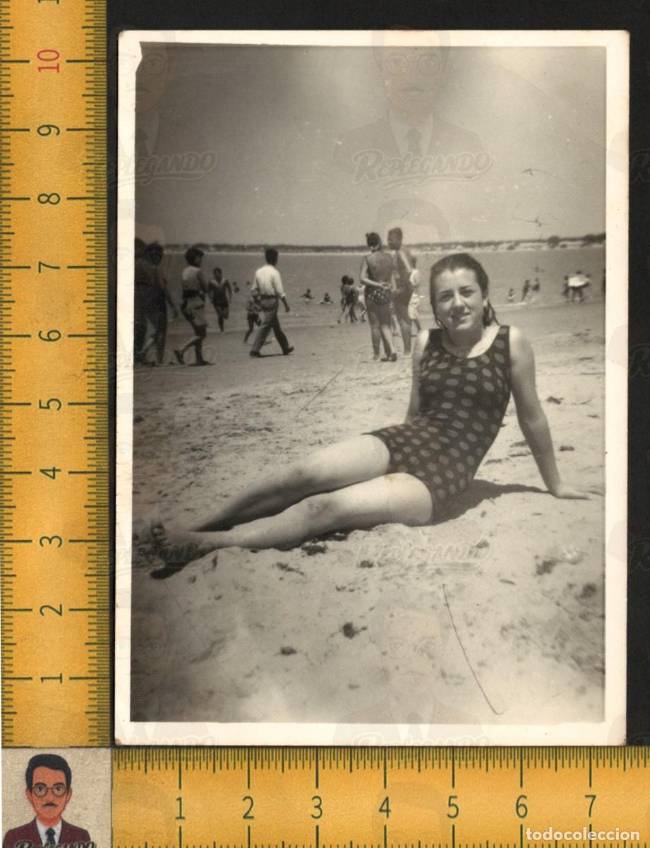 Fotograf&iacute;a antigua: MUJER GUAPA BA&Ntilde;ISTA EN PLAYA - BA&Ntilde;ADOR LUNARES MAR VERANO - FOTOGRAF&Iacute;A ANTIGUA ART&Iacute;STICA A&Ntilde;O 1961