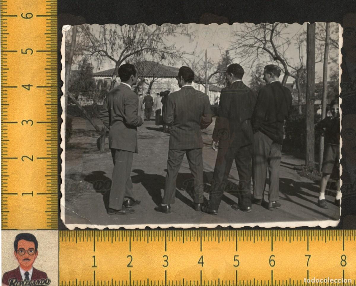 Fotograf&iacute;a antigua: CABEZA DEL BUEY (BADAJOZ) : HOMBRES J&Oacute;VENES CON TRAJE - AMIGOS - FOTO ANTIGUA ART&Iacute;STICA A&Ntilde;OS 50