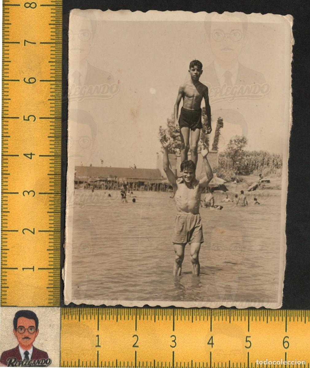 Fotograf&iacute;a antigua: HOMBRE Y NI&Ntilde;O BA&Ntilde;ISTAS EN R&Iacute;O - CASTILLO HUMANO JUEGO AGUA - FOTO ANTIGUA ART&Iacute;STICA A&Ntilde;OS 50 SEVILLA
