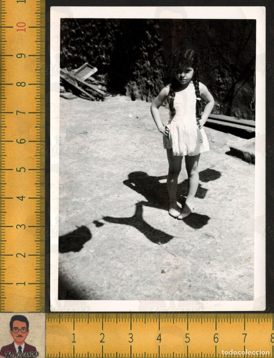 Fotograf&iacute;a antigua: NI&Ntilde;A TRENZAS SOMBRA ROPA TENDIDA - FOTOGRAF&Iacute;A ANTIGUA ART&Iacute;STICA A&Ntilde;OS 60 - ESPA&Ntilde;A INFANCIA FELIZ