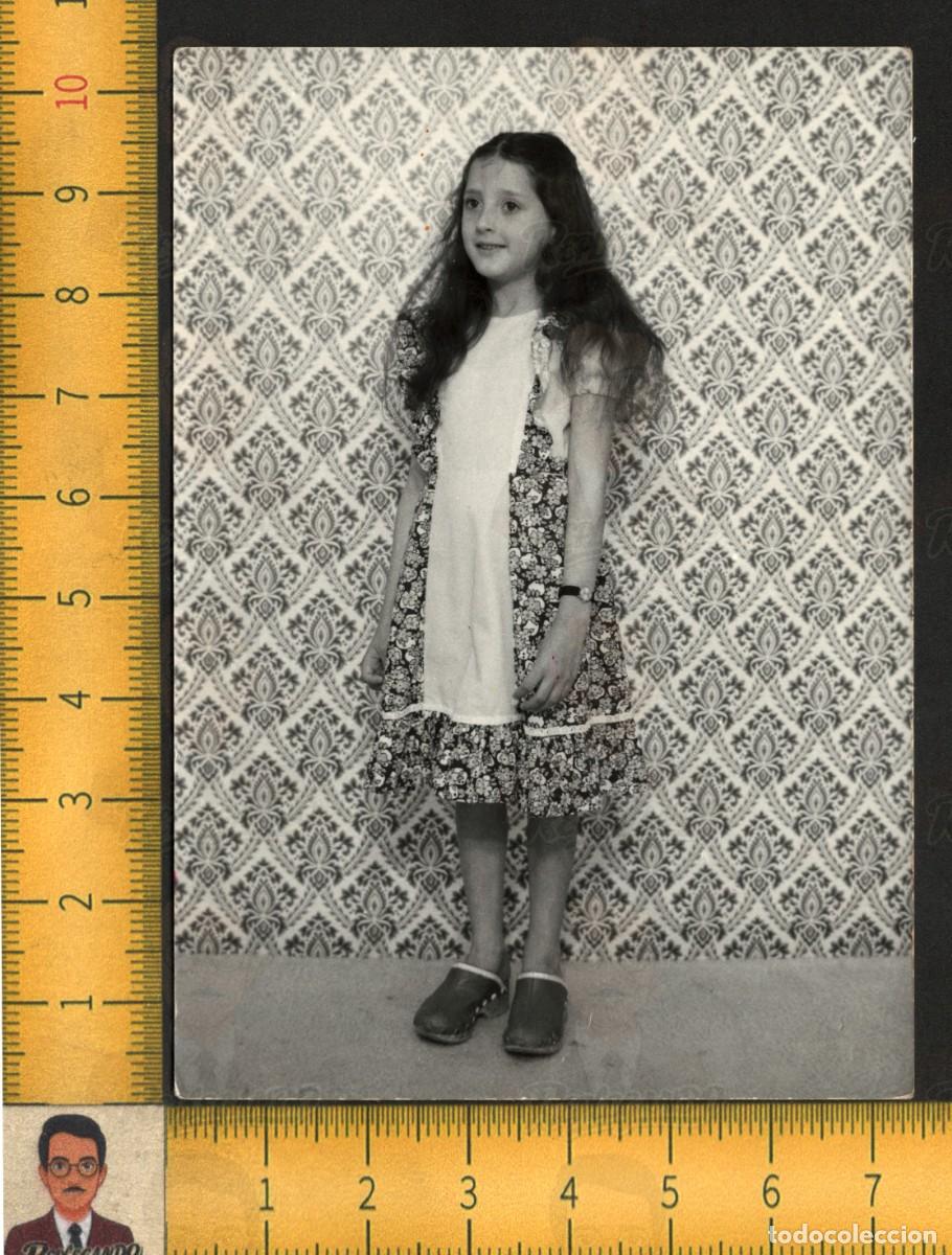 Fotograf&iacute;a antigua: NI&Ntilde;A VESTIDO ESTAMPADO PAPEL PINTADO DECORADO - RETRATO FOTOGRAF&Iacute;A ANTIGUA ART&Iacute;STICA A&Ntilde;OS 70 - TELDE