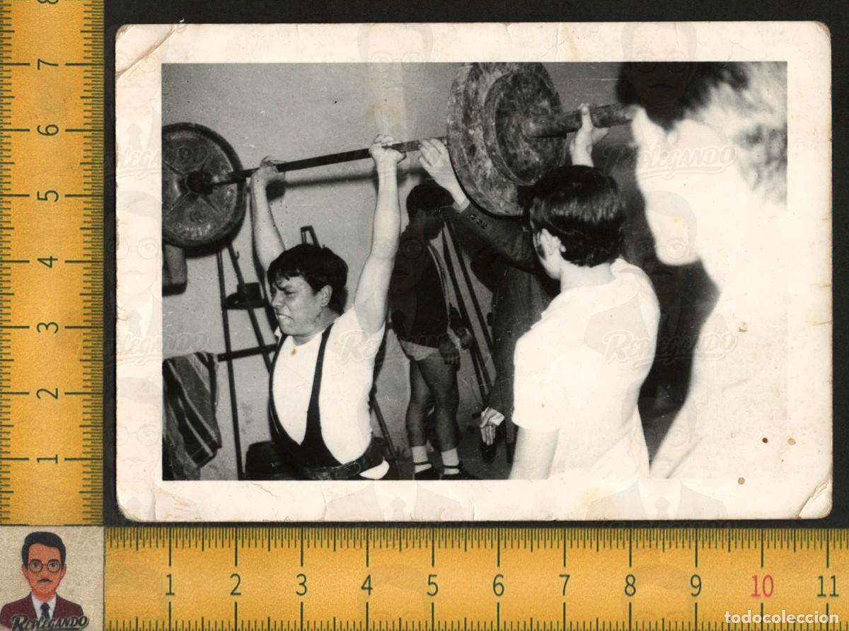 Fotograf&iacute;a antigua: HALTEROFILIA LEVANTADOR DE PESAS - HOMBRE CON BARRA DISCOS - FOTOGRAF&Iacute;A ANTIGUA ART&Iacute;STICA A&Ntilde;OS 60