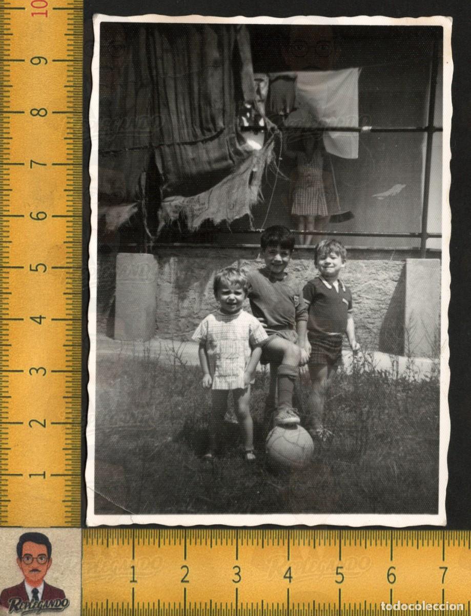 Fotograf&iacute;a antigua: NI&Ntilde;OS POSAN BAL&Oacute;N F&Uacute;TBOL PELOTA - CAMISETA F.C. BARCELONA ESCUDO - FOTO ANTIGUA ART&Iacute;STICA A&Ntilde;OS 60