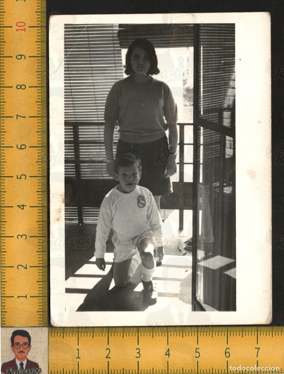 Fotograf&iacute;a antigua: NI&Ntilde;O FUTBOLISTA CAMISETA REAL MADRID ESCUDO - F&Uacute;TBOL HERMANA - FOTO ANTIGUA ART&Iacute;STICA A&Ntilde;OS 60