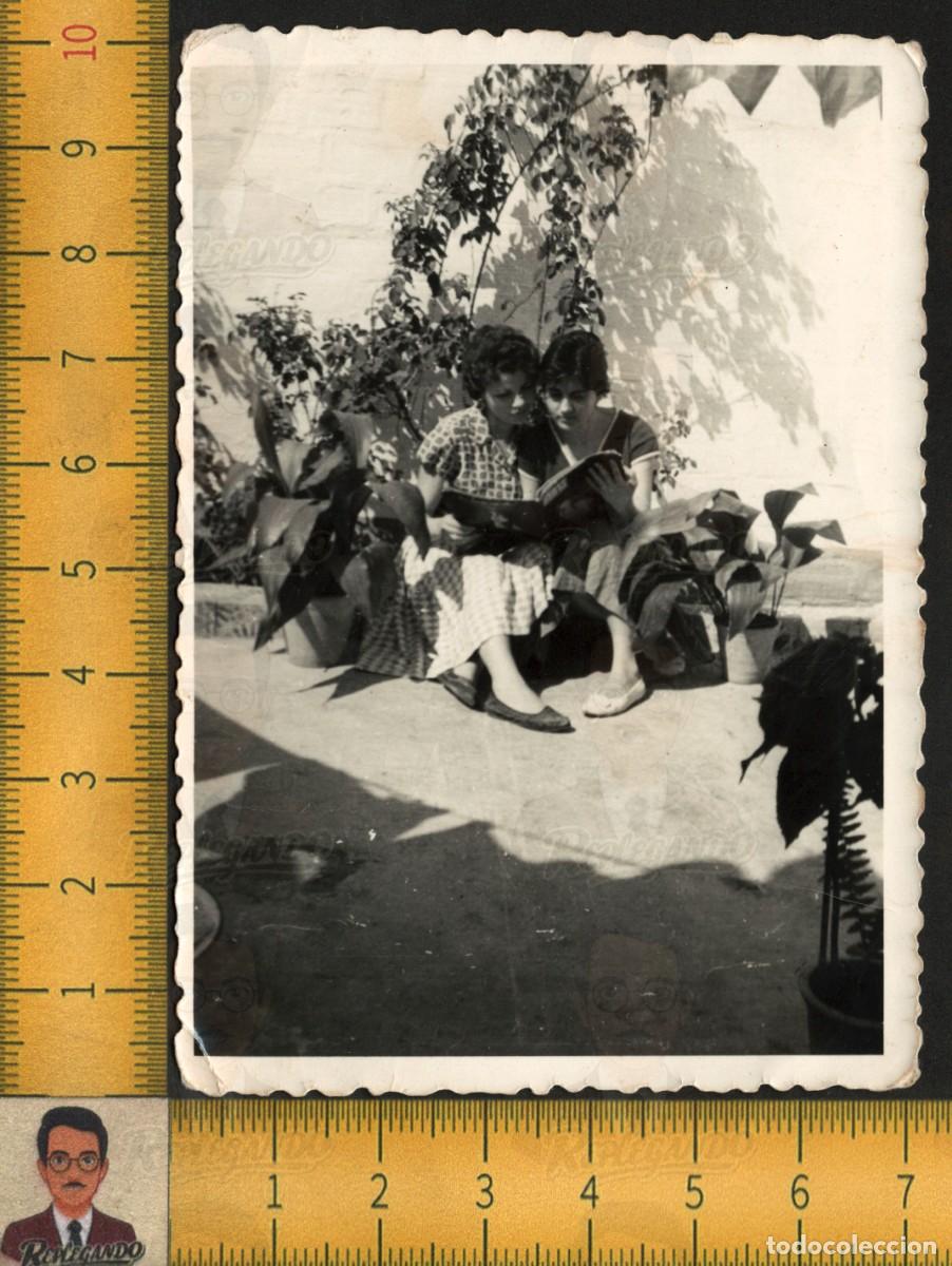 Fotograf&iacute;a antigua: DOS MUJERES J&Oacute;VENES LEYENDO REVISTA - AMIGAS JARD&Iacute;N PLANTAS - FOTOGRAF&Iacute;A ANTIGUA ART&Iacute;STICA A&Ntilde;OS 50