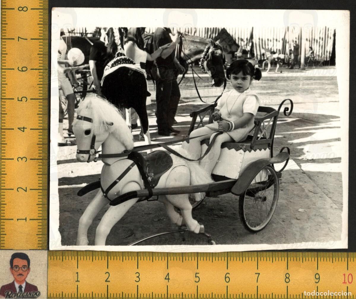 Fotograf&iacute;a antigua: NI&Ntilde;A CARRO CABALLO JUGUETE FERIA - ATRACCI&Oacute;N INFANTIL - FOTO ANTIGUA ART&Iacute;STICA ANDALUC&Iacute;A A&Ntilde;OS 60/70