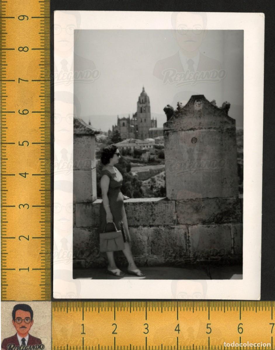 Fotograf&iacute;a antigua: SEGOVIA : GUAPA MUJER BOLSO POSANDO - CATEDRAL VISTA CIUDAD - FOTOGRAF&Iacute;A ANTIGUA ART&Iacute;STICA A&Ntilde;OS 60