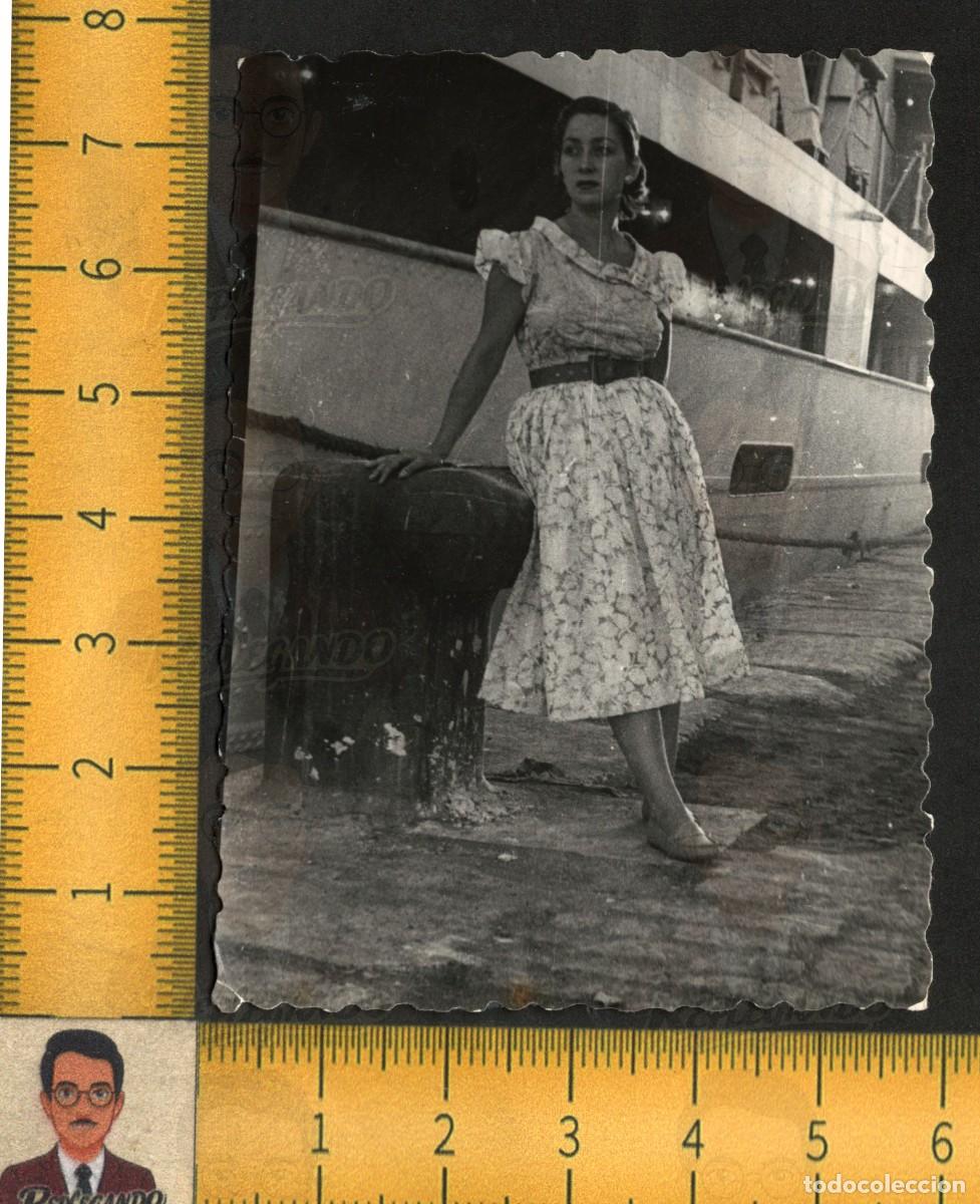 Fotograf&iacute;a antigua: MUJER JOVEN GUAPA VESTIDO FLORES POSANDO - PUERTO BARCO - FOTOGRAF&Iacute;A ANTIGUA ART&Iacute;STICA A&Ntilde;OS 50