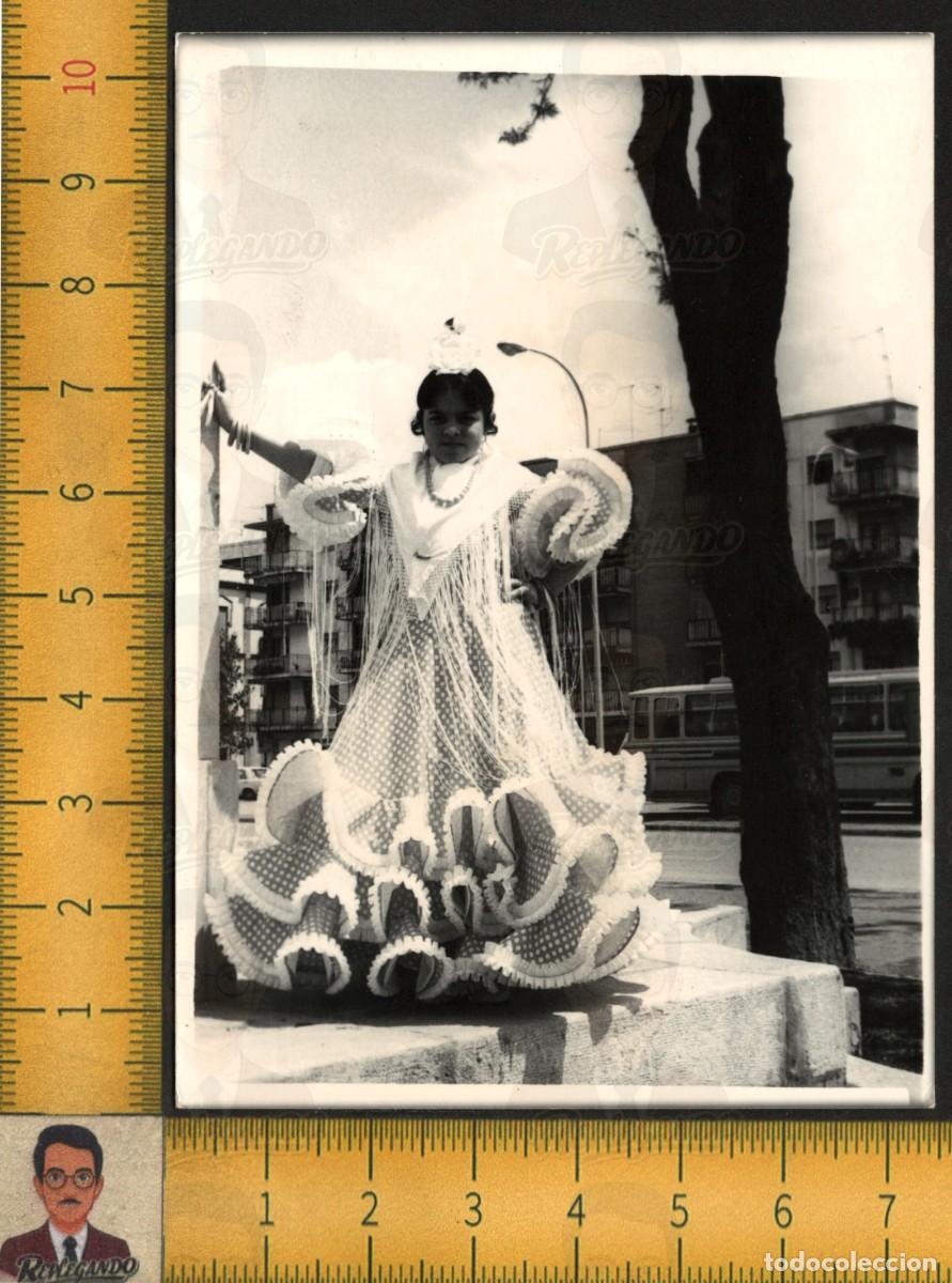 Fotograf&iacute;a antigua: NI&Ntilde;A VESTIDO FLAMENCA VOLANTES MANT&Oacute;N - AUTOB&Uacute;S CALLE CIUDAD &iquest;SEVILLA? - FOTOGRAF&Iacute;A ANTIGUA A&Ntilde;OS 60