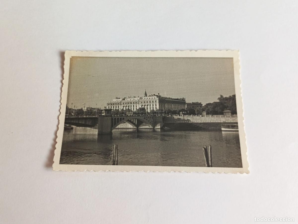 Fotograf&iacute;a antigua: Fotograf&iacute;a antigua - Puente de San Telmo con el antiguo edificio Cristina, de Sevilla - 1958
