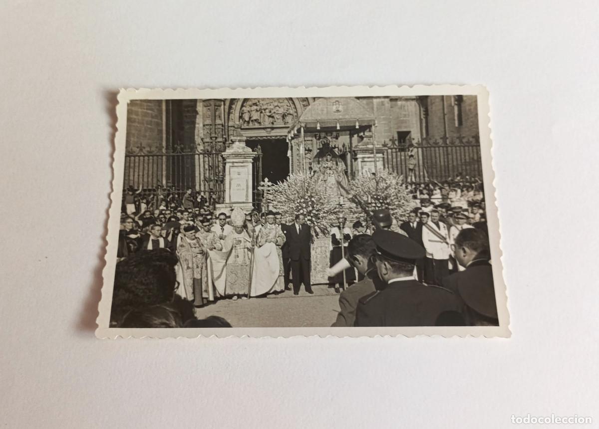 Fotograf&iacute;a antigua: Fotograf&iacute;a antigua - Comitiva de la procesi&oacute;n de la Virgen de los Reyes, de Sevilla - 1958