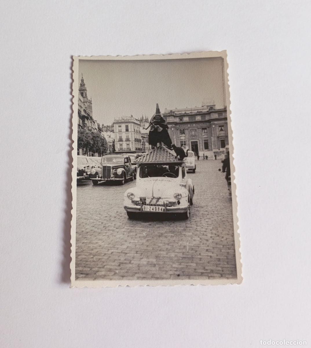 Fotograf&iacute;a antigua: Fotograf&iacute;a antigua - Veh&iacute;culo antiguo en la Plaza de San Francisco de Sevilla - A&ntilde;o 1959