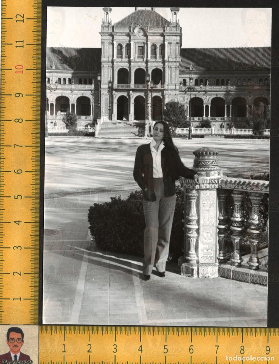 Fotograf&iacute;a antigua: MUJER GUAPA RELAX OJOS CERRADOS POSA - PLAZA ESPA&Ntilde;A SEVILLA FONDO - FOTO ANTIGUA ART&Iacute;STICA A&Ntilde;OS 70