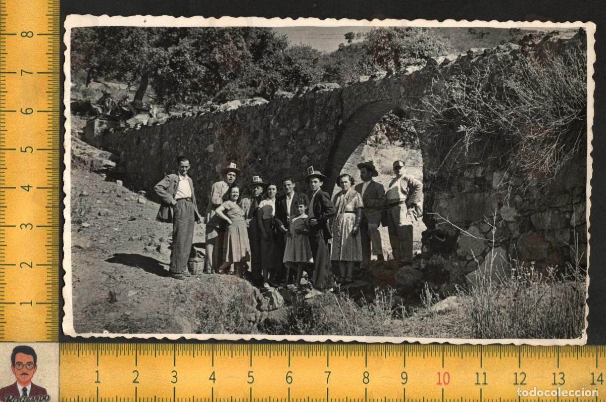 Fotograf&iacute;a antigua: ZUFRE HUELVA - ROMEROS ARCO DE PIEDRA - VIRGEN DEL PUERTO ESTAMPA SOMBRERO - FOTO ANTIGUA A&Ntilde;O 1954