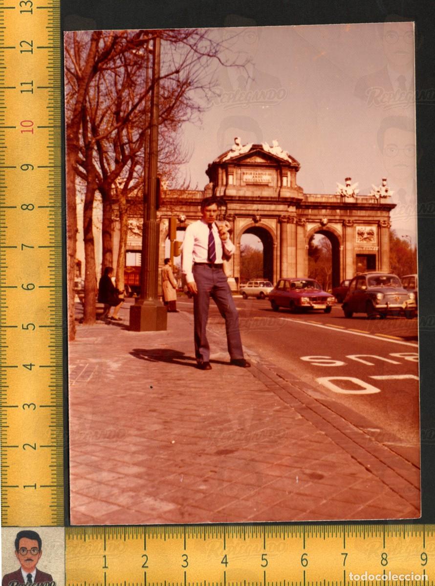 Fotograf&iacute;a antigua: PUERTA ALCAL&Aacute; (MADRID) : GUAPO HOMBRE POSA - RENAULT 12 SEAT 600 COCHE - FOTO VINTAGE COLOR A&Ntilde;OS 70