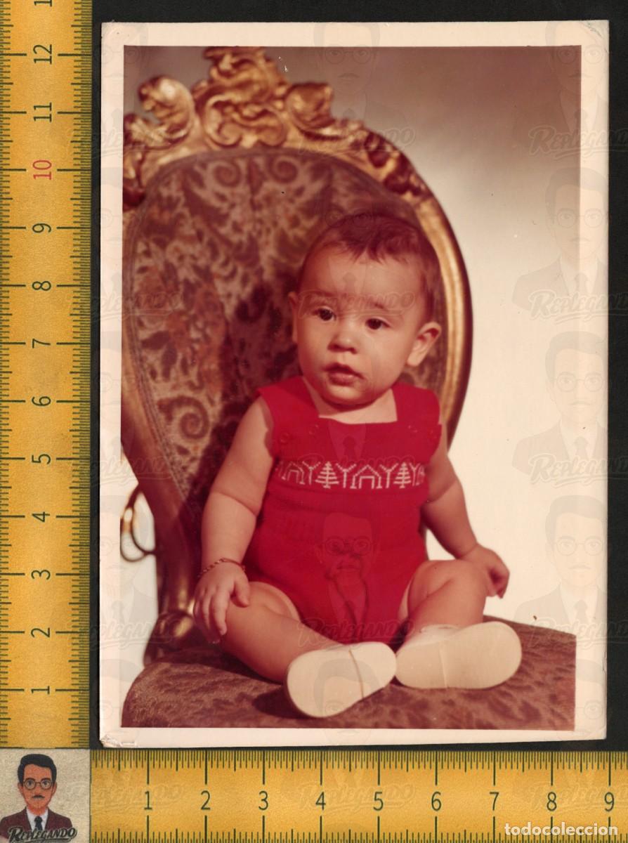 Fotograf&iacute;a antigua: NI&Ntilde;O BEB&Eacute; SENTADO EN SILLA ANTIGUA - ROPA ROJA ZAPATOS BLANCOS - RETRATO FOTO VINTAGE COLOR A&Ntilde;OS 70