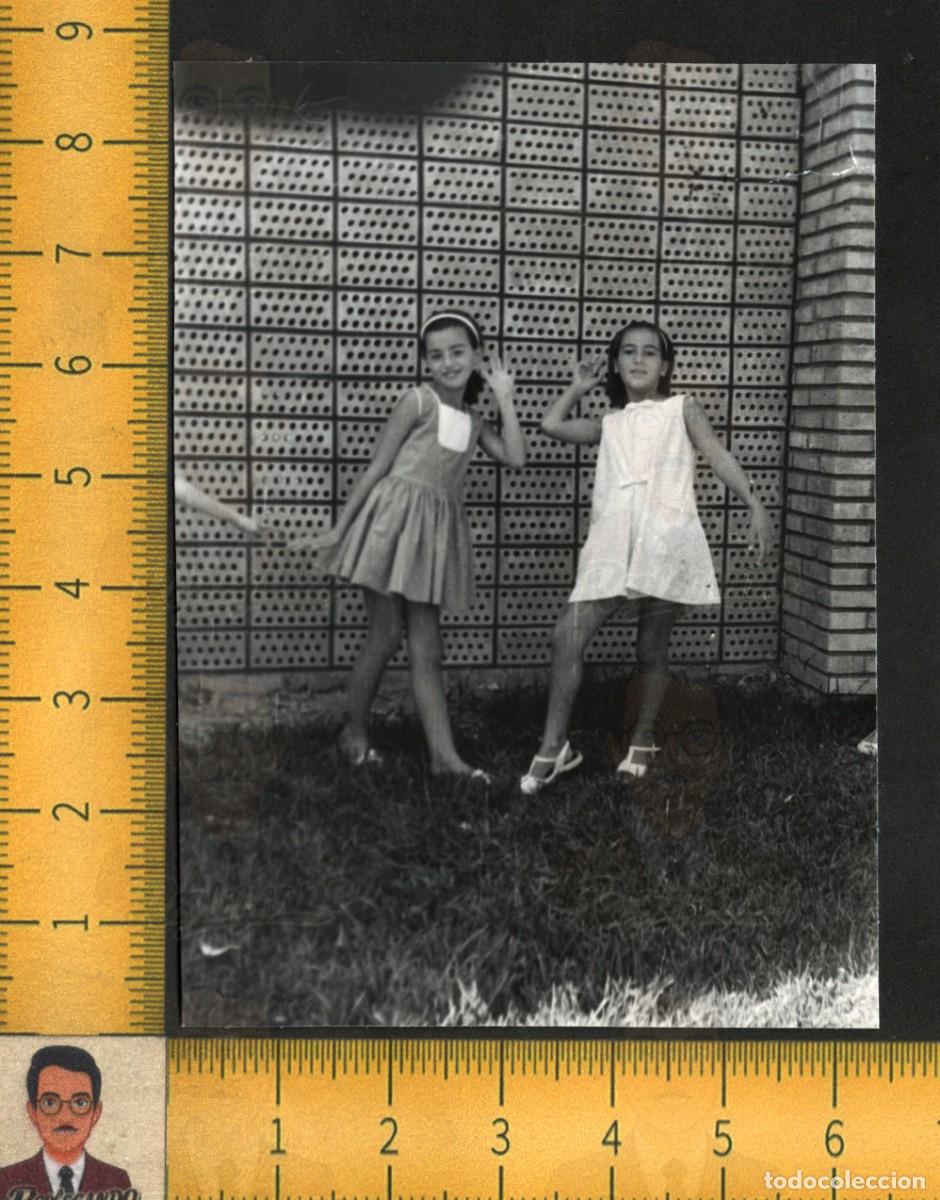 Fotograf&iacute;a antigua: DOS NI&Ntilde;AS POSANDO VESTIDOS - PARED LADRILLOS PERFORADOS JARD&Iacute;N - FOTO ANTIGUA ART&Iacute;STICA ESPA&Ntilde;A A&Ntilde;OS