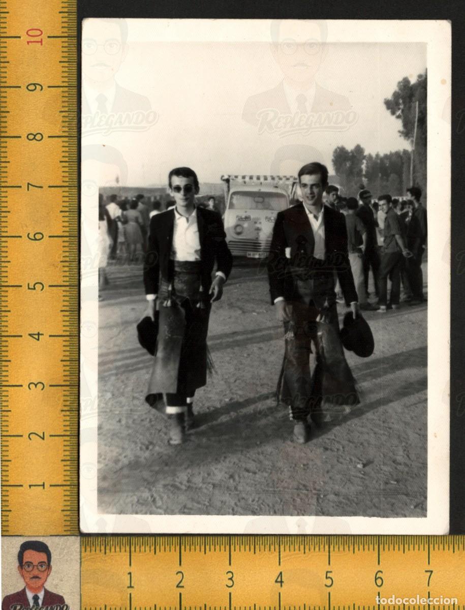 Fotograf&iacute;a antigua: HOMBRES TRAJE CAMPERO - &iquest;ROMER&Iacute;A? SOMBRERO CORDOB&Eacute;S - FURGONETA DKW F89 CAMAT - FOTO ANTIGUA A&Ntilde;OS 60