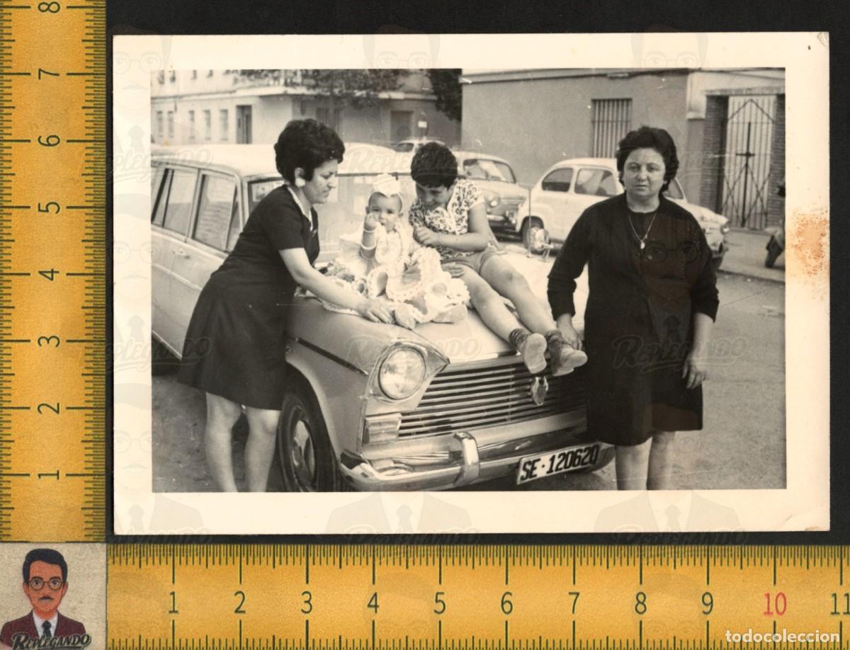 Fotograf&iacute;a antigua: MUJERES CON NI&Ntilde;A BEB&Eacute; SOBRE SEAT 1500 - COCHE MATR&Iacute;CULA SEVILLA / SE-120620 - FOTO ANTIGUA A&Ntilde;OS 60