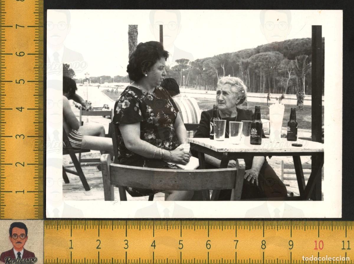 Fotograf&iacute;a antigua: MUJERES TERRAZA BEBEN CERVEZA CRUZCAMPO - BOTELLAS VASOS PARQUE - FOTO ANTIGUA A&Ntilde;OS 60 ANDALUC&Iacute;A