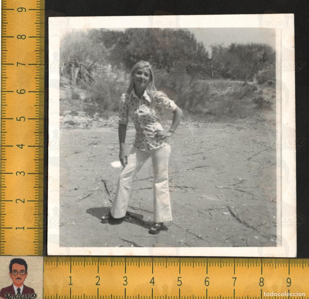 Fotograf&iacute;a antigua: MUJER RUBIA GUAPA POSA EN EL CAMPO - PANTAL&Oacute;N CAMPANA MODA FEMENINA - FOTO ANTIGUA ART&Iacute;STICA A&Ntilde;OS 70