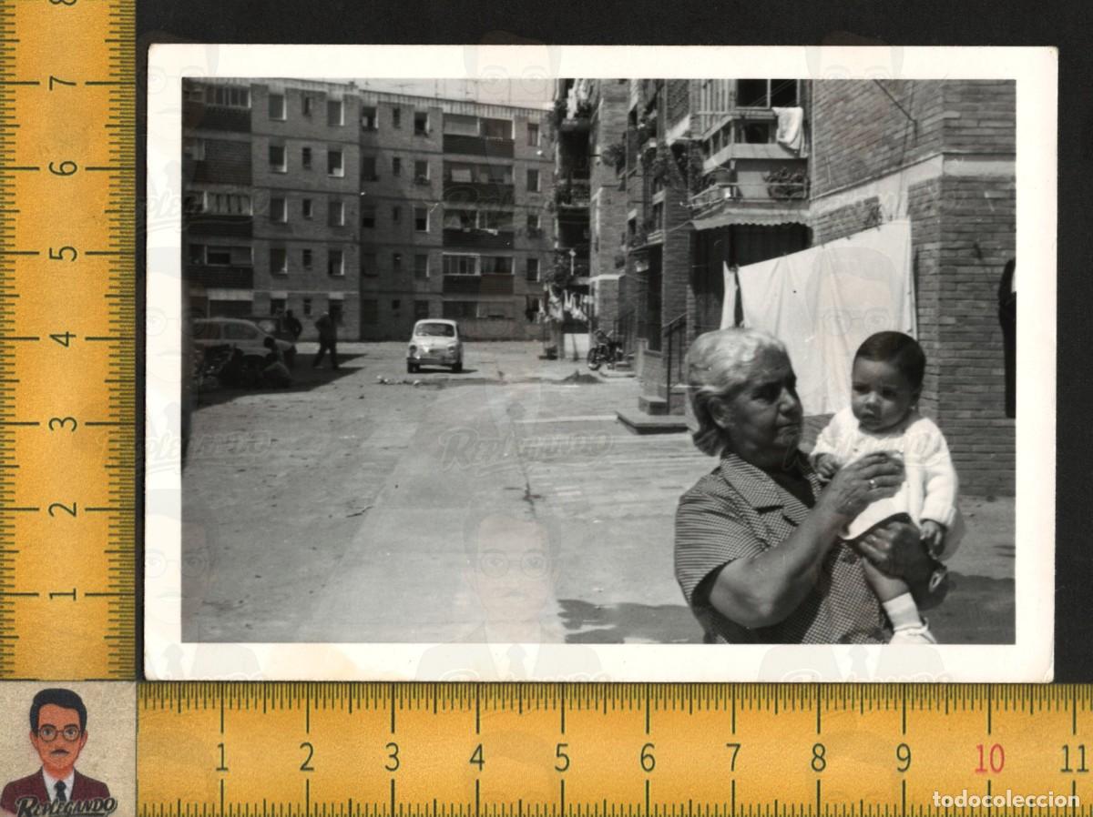 Fotograf&iacute;a antigua: ABUELA CON NI&Ntilde;A BEB&Eacute; - COCHE SEAT 600 BARRIO CALLE S&Aacute;BANA TENDIDA - FOTO ANTIGUA ART&Iacute;STICA A&Ntilde;OS 60