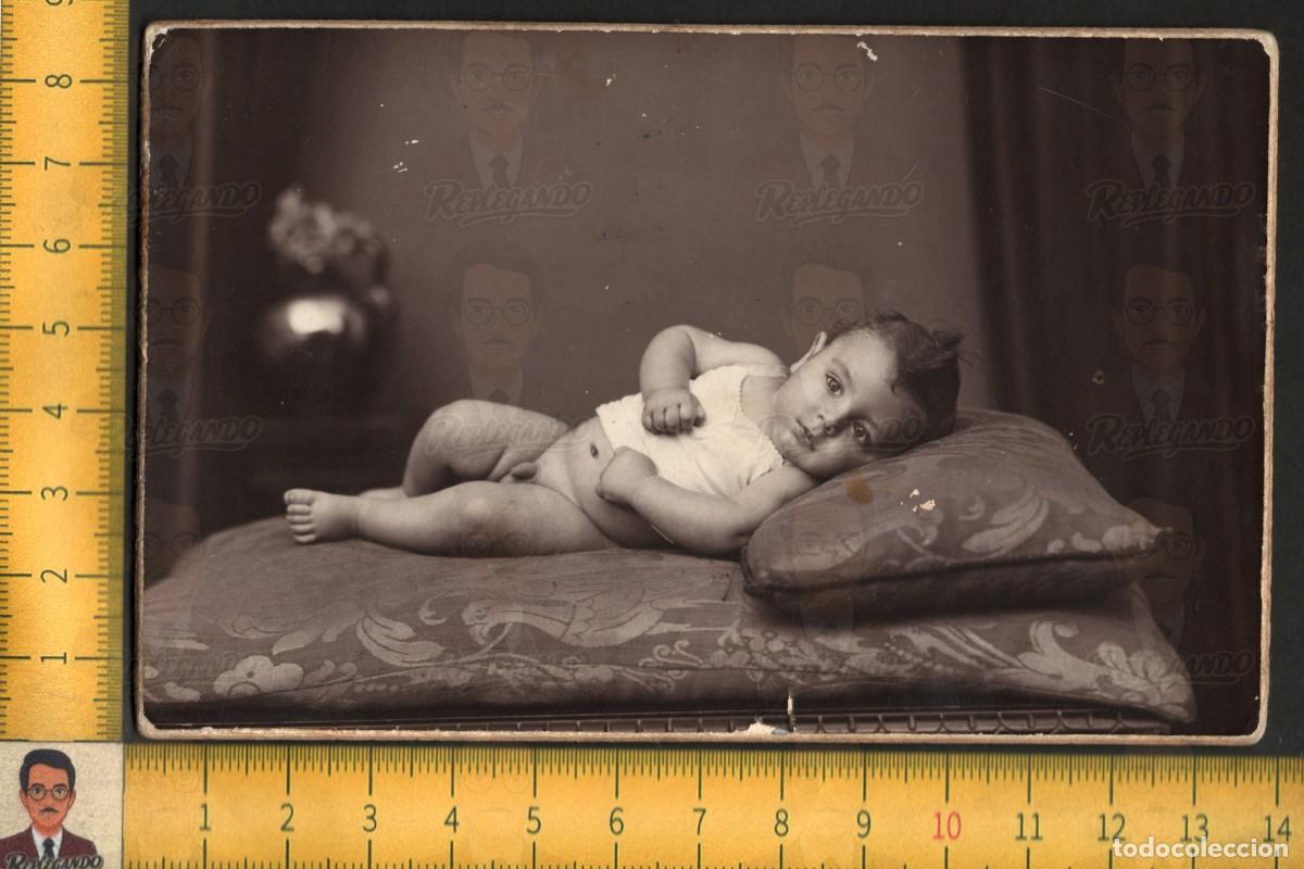 Fotograf&iacute;a antigua: BEB&Eacute; NI&Ntilde;O TUMBADO EN COJ&Iacute;N - RETRATO FOTO ALBENDIZ SEVILLA - FOTOGRAF&Iacute;A ANTIGUA ART&Iacute;STICA A&Ntilde;O 1943