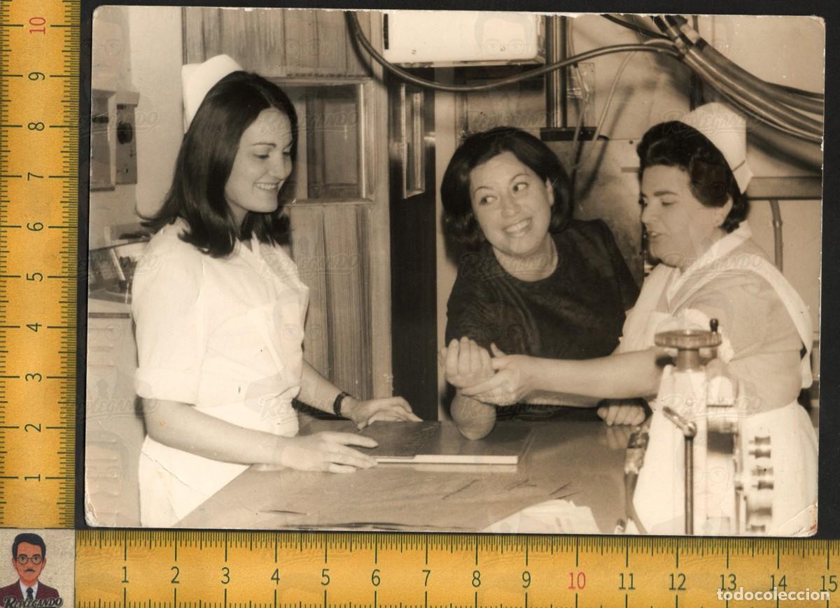 Fotograf&iacute;a antigua: ENFERMERAS ATIENDEN MUJER - HOSPITAL CL&Iacute;NICA RAYOS X RADIOLOG&Iacute;A - FOTOGRAF&Iacute;A ANTIGUA ESPA&Ntilde;A A&Ntilde;OS 60