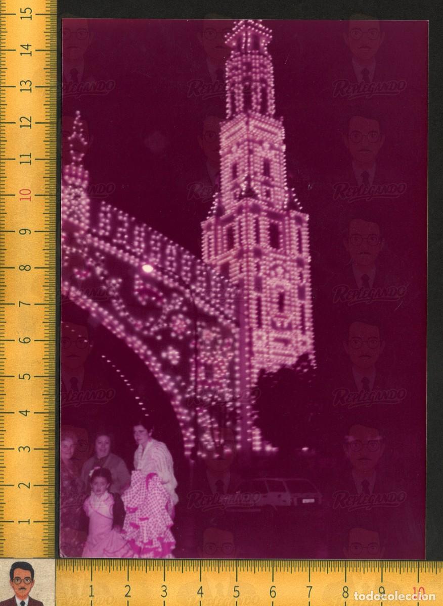 Fotograf&iacute;a antigua: NI&Ntilde;A VESTIDO FLAMENCO VOLANTES - FERIA ABRIL SEVILLA PORTADA ALUMBRADO - FOTO VINTAGE COLOR A&Ntilde;O 1983