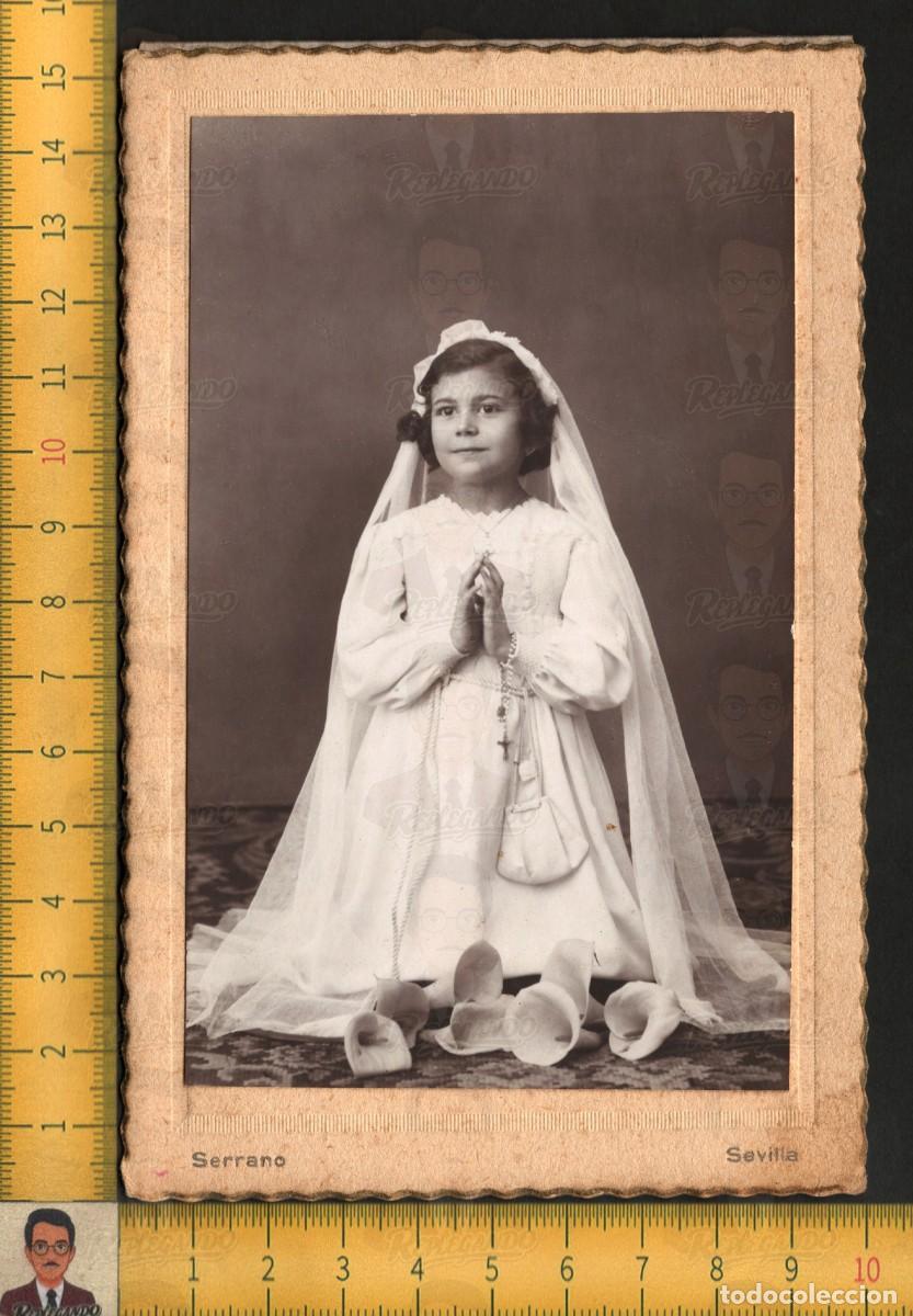 Fotograf&iacute;a antigua: NI&Ntilde;A PRIMERA COMUNI&Oacute;N REZANDO - LIRIOS ROSARIO VELO VESTIDO - SERRANO SEVILLA - FOTO ANTIGUA A&Ntilde;OS 50