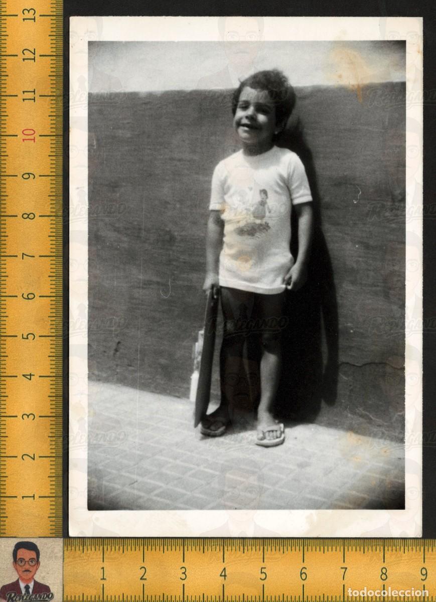 Fotograf&iacute;a antigua: NI&Ntilde;A SIMP&Aacute;TICA SONRISA - CAMISETA HEIDI SANDALIAS - FOTOGRAF&Iacute;A ANTIGUA ART&Iacute;STICA INFANCIA A&Ntilde;OS 60/70
