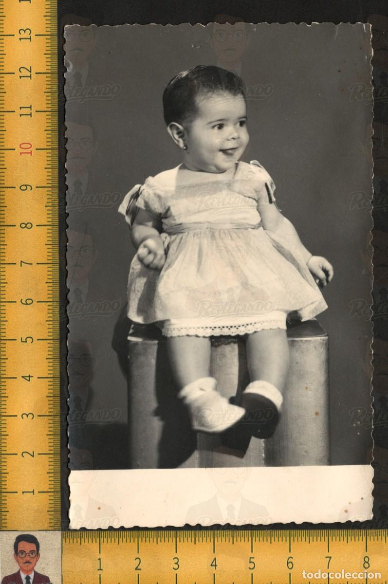 Fotograf&iacute;a antigua: NI&Ntilde;A BEB&Eacute; SONRIENTE SENTADA - VESTIDO ZAPATOS BLANCO - RETRATO FOTOGRAF&Iacute;A ANTIGUA SALAMANCA A&Ntilde;O 1958