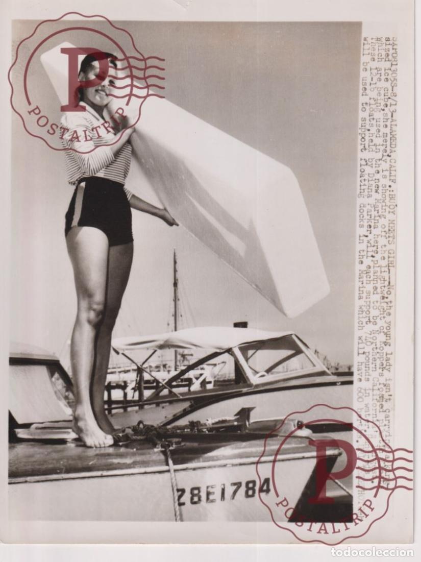 Fotograf&iacute;a antigua: BUOY MEETS GIRL. MODA. MODE. FASHION, PINUP. +-23X18CM
