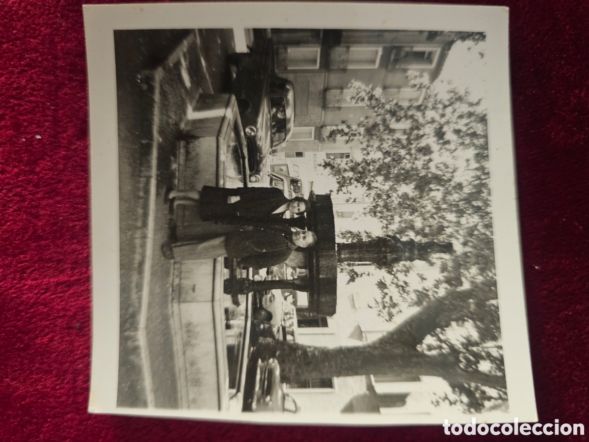 Fotograf&iacute;a antigua: Fotograf&iacute;a Antigua en Blanco y Negro &ndash; Pareja junto a Fuente Urbana A&ntilde;os 50-60 France Francia Alger?