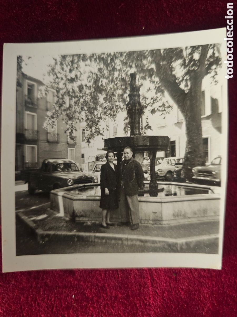 Fotografia antiga: Fotograf&iacute;a Antigua en Blanco y Negro &ndash; Pareja junto a Fuente Urbana A&ntilde;os 50-60 France Francia Alger?
